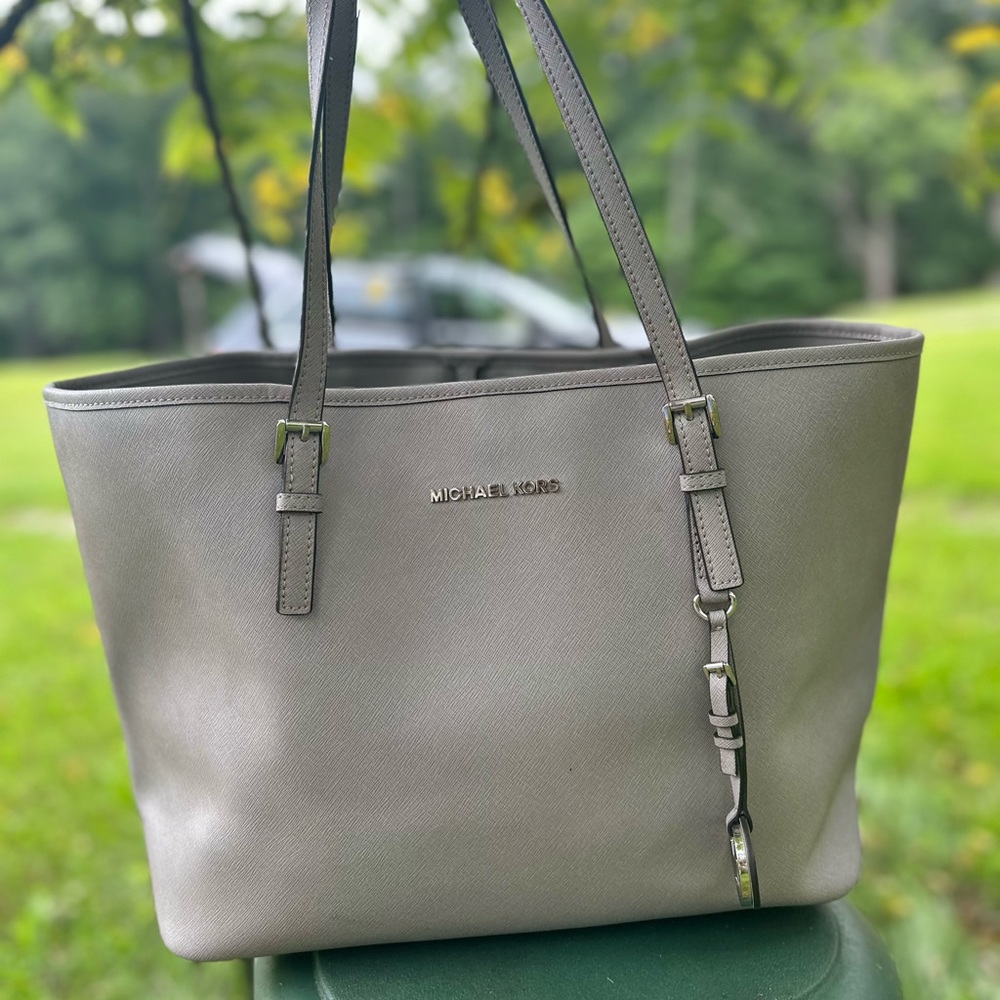 Michael Kors Jet Set Tote in Grey